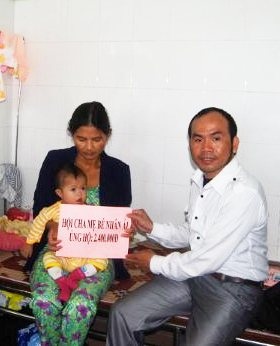 Hội cha mẹ Bé Nhân Ái tặng quà bé nhiễm trùng huyết nặng - 2