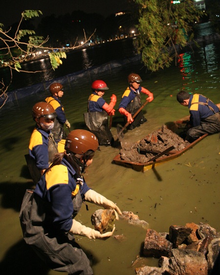 Cận cảnh những tảng đá hộc dưới lòng hồ Gươm - 3