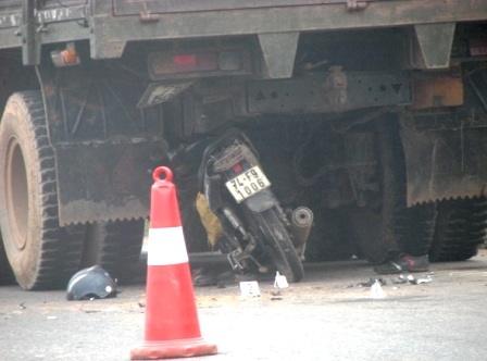 Lao xe máy vào gầm xe tải, 1 thanh niên bị thương rất nặng  - 1