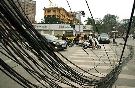 Xe ben kéo đổ cột điện, hàng trăm người đi đường hoảng loạn - 4 Xe ben kéo đổ cột điện, hàng trăm người đi đường hoảng loạn - 4