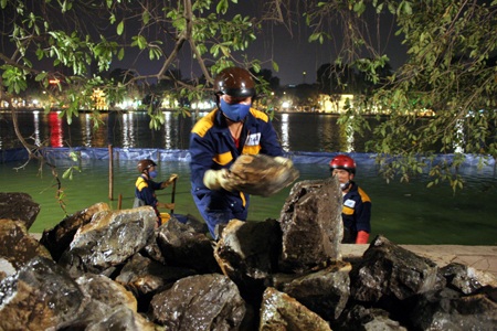 Cận cảnh những tảng đá hộc dưới lòng hồ Gươm - 1