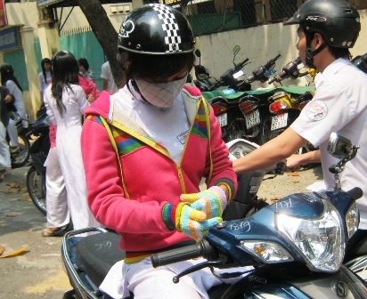 Nhà trường khó mạnh tay ngăn HS đi xe máy đến trường - 3