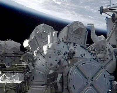 Sự cố khiến phi hành gia “mắc kẹt” ngoài không gian 20 phút - 1
