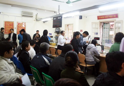 Cò mồi trục lợi từ tin đồn tăng phí làm hộ chiếu  - 1