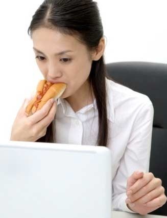 Các thói quen nơi công sở có hại cho sức khỏe - 2