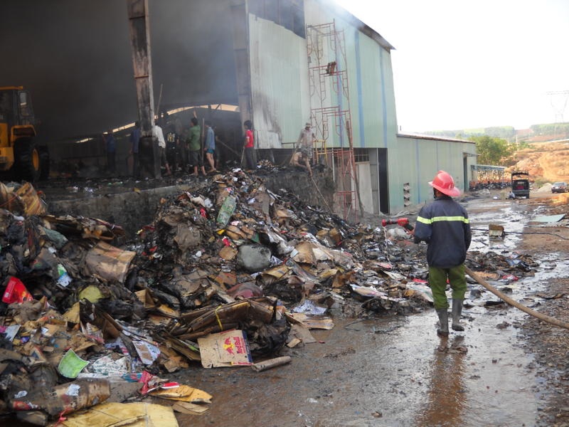 Kho nguyên liệu giấy bốc cháy, thiệt hại hơn 1 tỷ đồng - 2