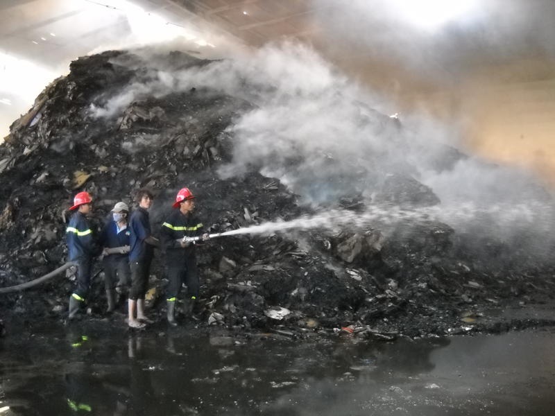 Kho nguyên liệu giấy bốc cháy, thiệt hại hơn 1 tỷ đồng - 1