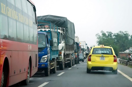 Ô tô tải đâm liên hoàn, kẹt cứng quốc lộ 1A - 1 Ô tô tải đâm liên hoàn, kẹt cứng quốc lộ 1A - 1