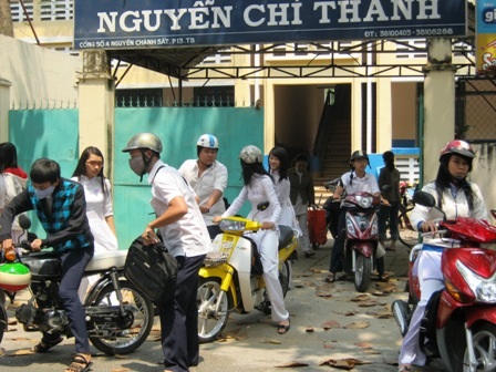 Nhà trường khó mạnh tay ngăn HS đi xe máy đến trường - 4