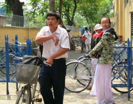 Nhà trường khó mạnh tay ngăn HS đi xe máy đến trường - 2