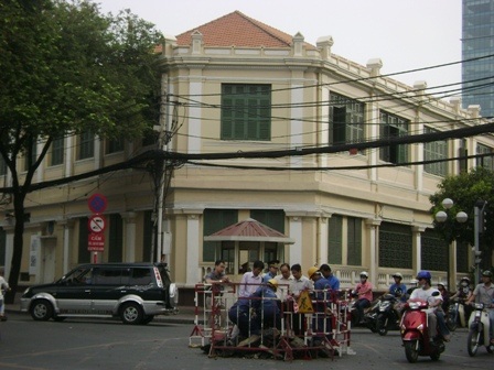 “Hố tử thần” xuất hiện ngay sát UBND TPHCM - 1