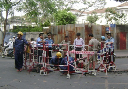 “Hố tử thần” xuất hiện ngay sát UBND TPHCM - 2