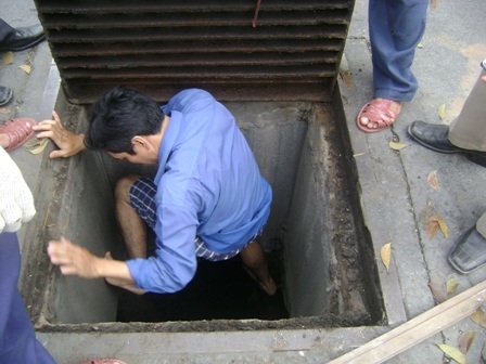 “Hố tử thần” xuất hiện ngay sát UBND TPHCM - 4