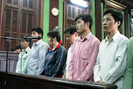 Gần 100 năm tù dành cho băng nhóm tiêu thụ tiền giả  - 1 Gần 100 năm tù dành cho băng nhóm tiêu thụ tiền giả  - 1