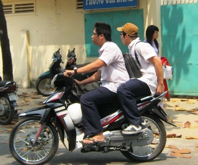 Nhà trường khó mạnh tay ngăn HS đi xe máy đến trường - 1