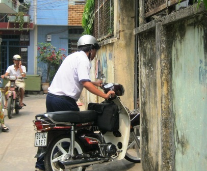 Nhà trường khó mạnh tay ngăn HS đi xe máy đến trường - 5