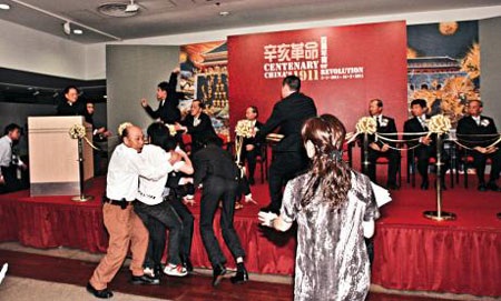 Trưởng đặc khu Hồng Kông bị tấn công - 1