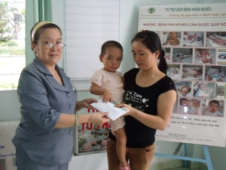 Cháu bé bị cha chém sắp được ghép xương sọ - 1