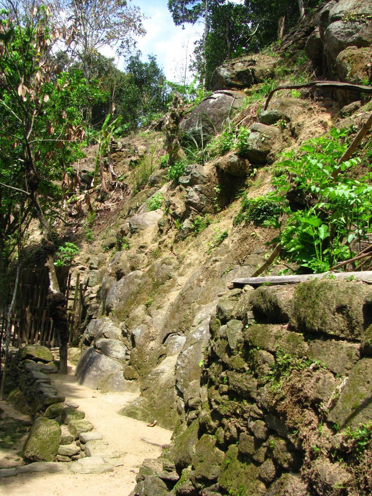 Đẹp mê hồn ngõ đá vào làng cổ Lộc Yên - 12