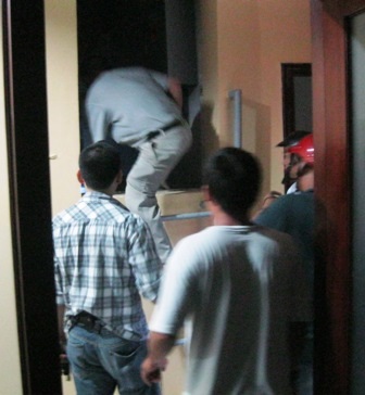 “Hiệp sĩ đường phố” truy bắt tên cướp trốn vào ngân hàng - 1