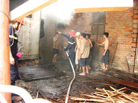 Hoảng loạn vì cháy lò sấy gỗ sát cây xăng - 1 Hoảng loạn vì cháy lò sấy gỗ sát cây xăng - 1