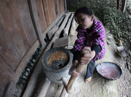 Bé gái 9 tuổi thay cha mẹ nuôi 2 em thơ - 2 Bé gái 9 tuổi thay cha mẹ nuôi 2 em thơ - 2