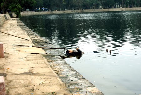 Làm rõ vụ xác chết “chắp tay” nổi trên hồ Bảy Mẫu - 1