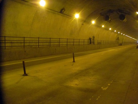 Hầm đường bộ Đèo Ngang: Cột phân luồng “nhồi”... lõi gỗ - 2