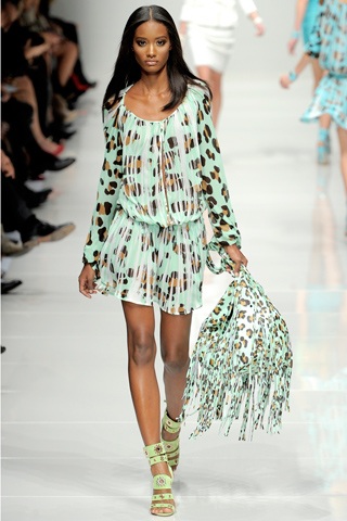 BST xuân hè 2011 của Blumarine - 1