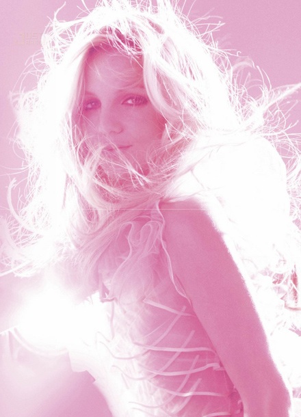 Britney Spears đẹp huyền ảo trên V - 3