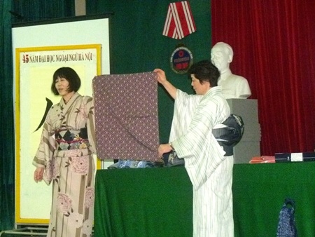 Sinh viên ĐH Hà Nội trổ tài gói quà kiểu Nhật - 1