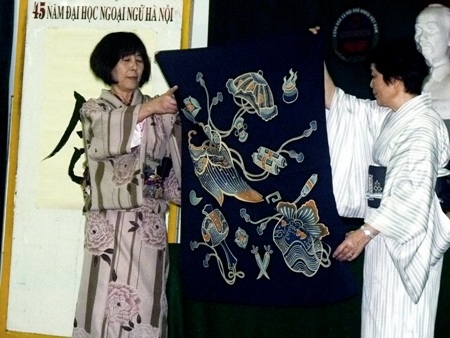 Sinh viên ĐH Hà Nội trổ tài gói quà kiểu Nhật - 2