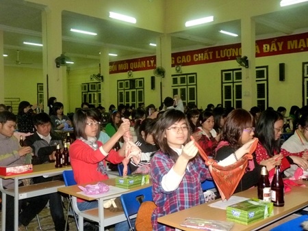 Sinh viên ĐH Hà Nội trổ tài gói quà kiểu Nhật - 3