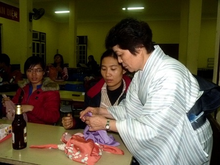 Sinh viên ĐH Hà Nội trổ tài gói quà kiểu Nhật - 4