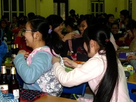 Sinh viên ĐH Hà Nội trổ tài gói quà kiểu Nhật - 5