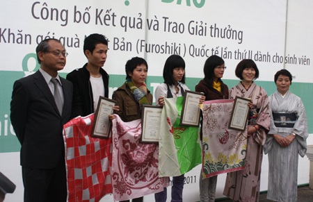Nữ sinh VN đoạt giải cao nhất cuộc thi thiết kế khăn gói quà Nhật - 2 Nữ sinh VN đoạt giải cao nhất cuộc thi thiết kế khăn gói quà Nhật - 2