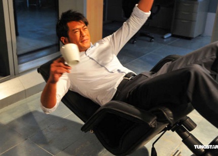 Cổ Thiên Lạc toát mồ hôi khi bị người đẹp “tấn công” - 12