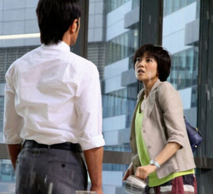 Cổ Thiên Lạc toát mồ hôi khi bị người đẹp “tấn công” - 1