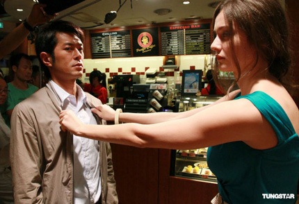 Cổ Thiên Lạc toát mồ hôi khi bị người đẹp “tấn công” - 6