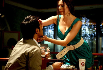 Cổ Thiên Lạc toát mồ hôi khi bị người đẹp “tấn công” - 7