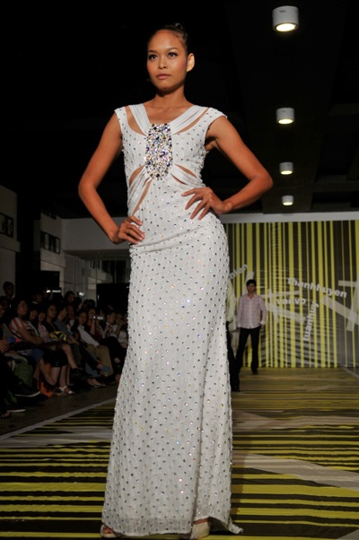 Hoa hậu Thùy Dung gợi cảm với váy trắng - 6