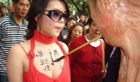 Viết câu đối trên người kiều nữ - 1