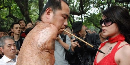 Viết câu đối trên người kiều nữ - 3