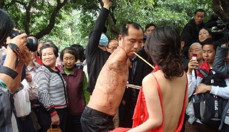 Viết câu đối trên người kiều nữ - 4