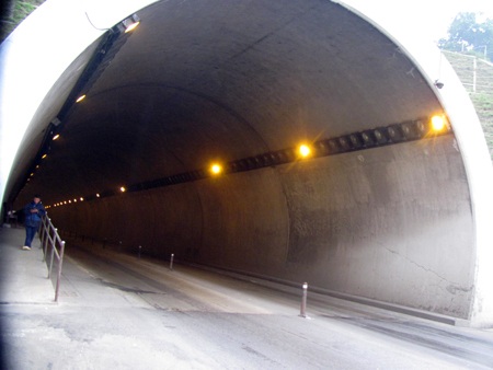 Hầm đường bộ Đèo Ngang: Cột phân luồng “nhồi”... lõi gỗ - 7