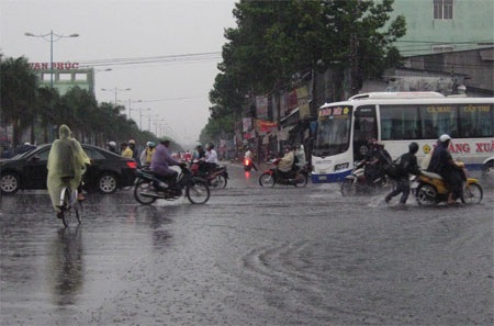 Mưa lớn trái mùa, nhiều tuyến đường ngập nặng - 1 Mưa lớn trái mùa, nhiều tuyến đường ngập nặng - 1