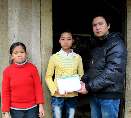 Em Hoàng Thị Bé tiếp tục nhận quà bạn đọc - 1