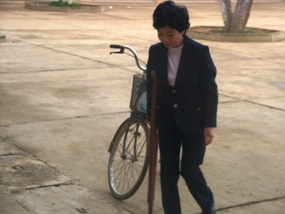 Cảm động hình ảnh cô giáo chống nạng gỗ lên bục giảng - 1