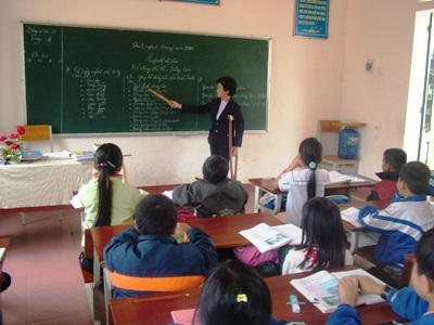 Cảm động hình ảnh cô giáo chống nạng gỗ lên bục giảng - 2