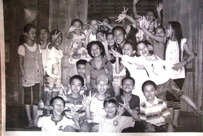 Cảm động hình ảnh cô giáo chống nạng gỗ lên bục giảng - 3